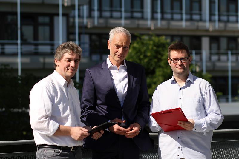 Thomas Häßel (v.l.n.r.), Prof. Dr. Karsten Körkemeyer und Ingo Besenbruch haben die Software entwickelt.