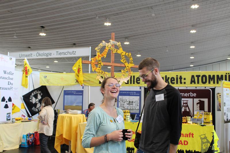 Leonie Methler und Paul Liermann am Stand der EAH Jena auf dem Kirchentag in Dortmund