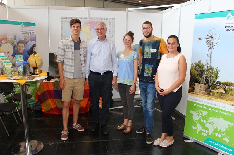 Am Stand der EAH Jena auf dem Kirchentag in Dortmund, v. l. Johannes Meidl, Prof. Dr. Andreas Schleicher, Leonie Methler, Paul Liermann und Natia Khorguashvili-Kinne