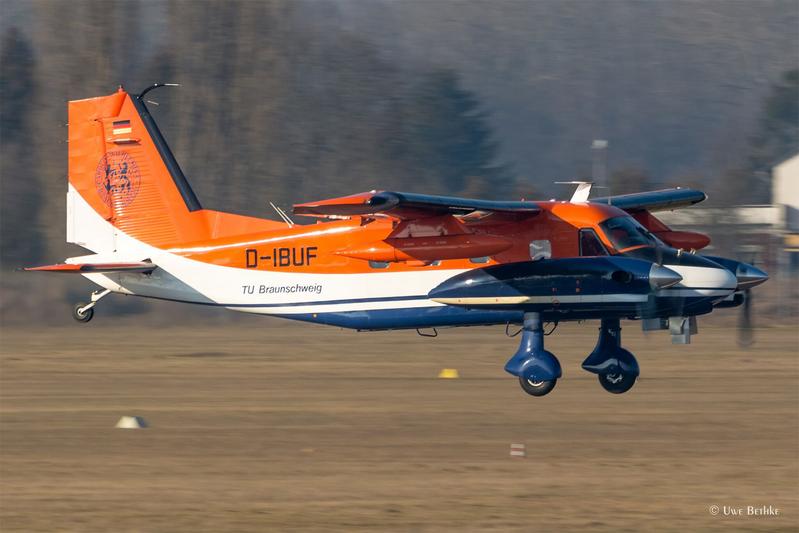 Forschungsflugzeug Dornier Do 128-6 ausgerüstet mit den optischen Sensoren bei Anflug auf den Flughafen Braunschweig.