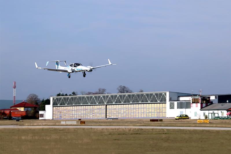 Fly-by-Wire Forschungsflugzeug DA42 der TU München bei einer automatischen Landung in Wiener Neustadt.