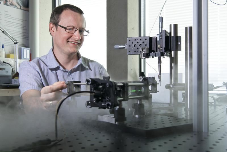 Tobias Weinert, Biochemiker am PSI, mit dem Versuchsaufbau für die «Anregungs-Abfrage» Kristallografie an der SLS.