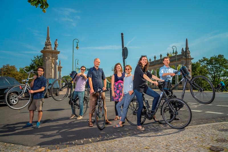 The IASS team around Erika von Schneidemesser (2d f. r.) with the bicycles on which the measuring instruments for the study were mounted.