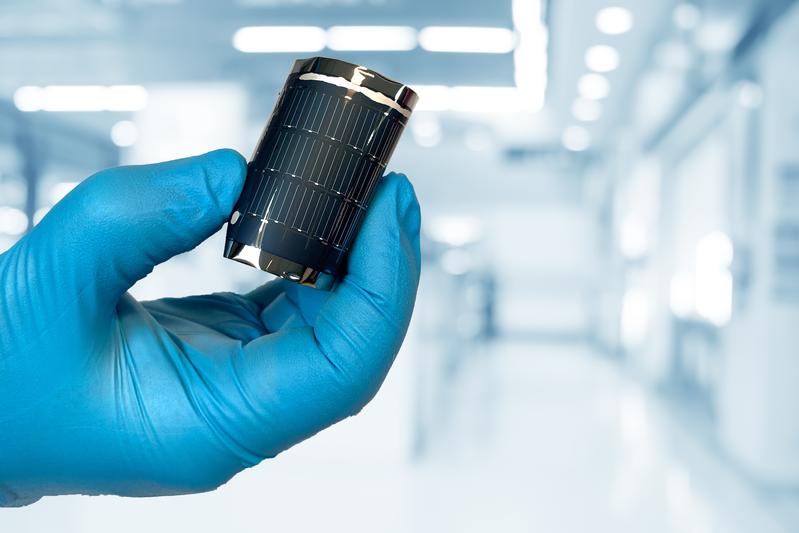 Never before has such an efficient flexible CIGS solar cell been built. Empa researchers achieve an efficiency of 20.8% for the first time - breaking their own record.