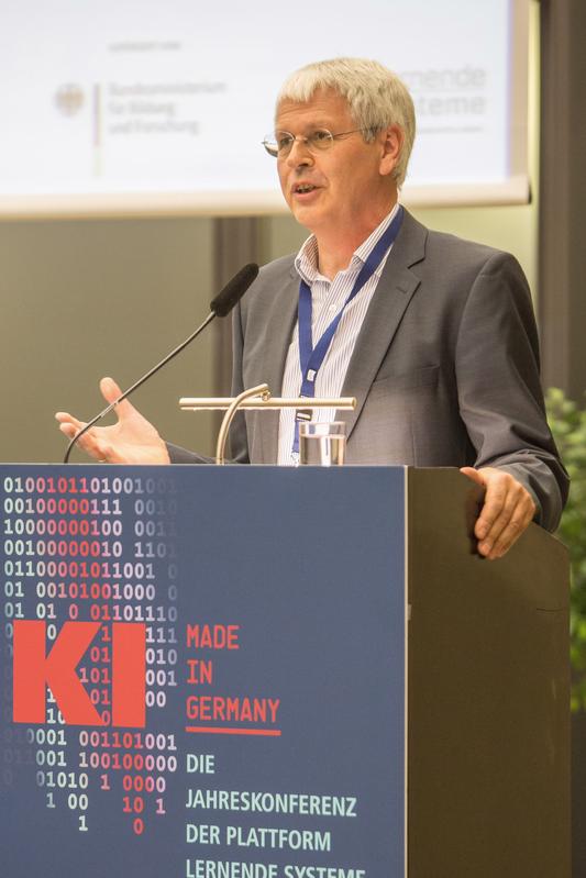 Klemens Budde, leitender Oberarzt der Charité Berlin, präsentiert den Bericht seiner Arbeitsgruppe bei der Jahreskonferenz der Plattform Lernende Systeme.