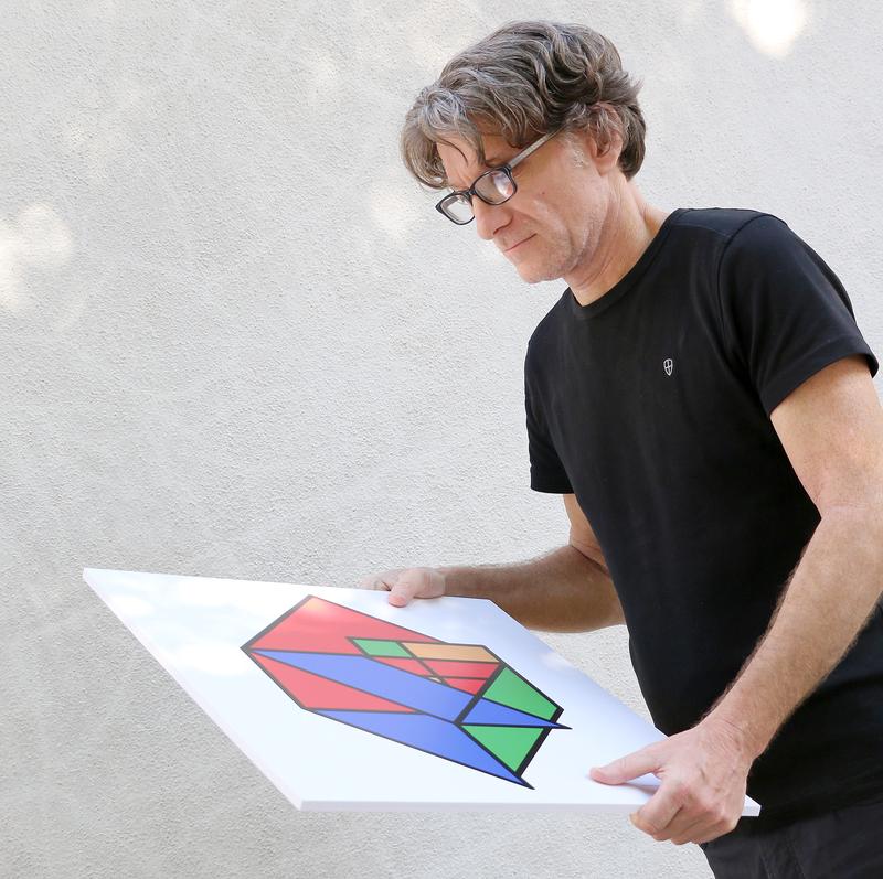 Der Ulmer Informatiker Prof. Thom Frühwirth mit einem seiner digitalen Kunstwerke