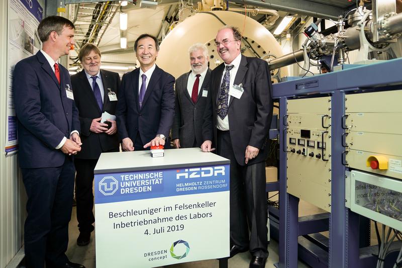 Daniel Bemmerer (HZDR), Gerhard Rödel (TU Dresden), Nobelpreisträger Takaaki Kajita (Universität Tokio), Thomas Cowan (HZDR), Kai Zuber (TU Dresden).