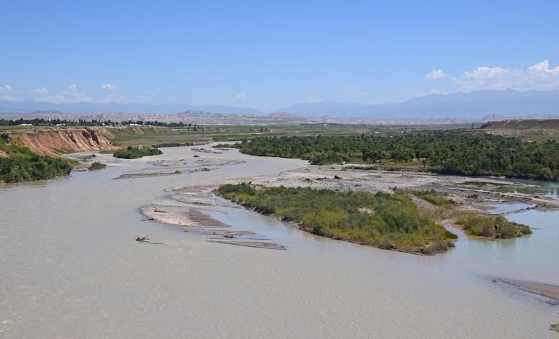 Eine typische Flusslandschaft am Naryn. Der Fluss und seine Dynamik sind kaum vom Menschen beeinflusst, sodass hier ein noch weitestge-hend intaktes Flussökosystem erforscht werden kann.