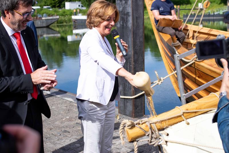 Ministerpräsidentin Malu Dreyer taufte mit Uni-Wein das rekonstruierte römische Handelsschiff auf den Namen „Bissula“.