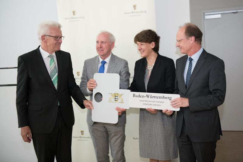 Ministerpräsident Winfried Kretschmann, Wilmuth Lindenthal (Leiter VB-BW, Amt Ulm), Finanzstaatssekretärin Gisela Splett und Universitätspräsident Prof. Michael Weber