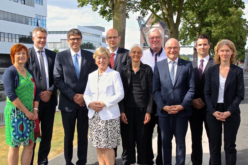 Staatssekretärin Annette Storsberg mit den Mitgliedern des neuen Hochschulrats