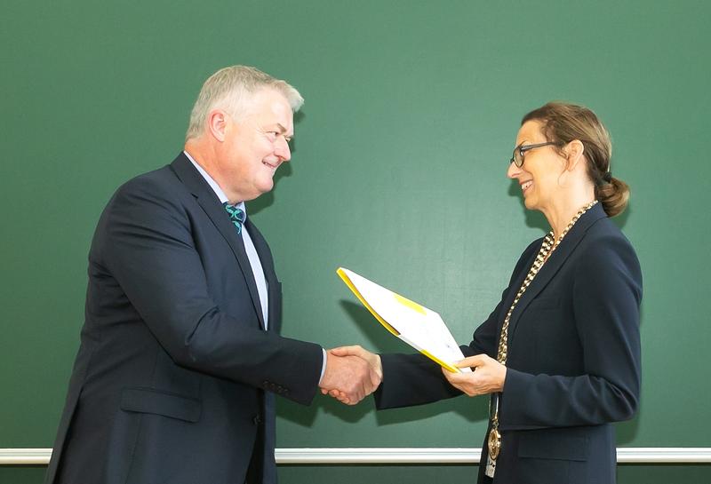 Prof. Gesine Grande, Rektorin der HTWK Leipzig, überreicht Siegfried Bülow die Bestellungsurkunde.