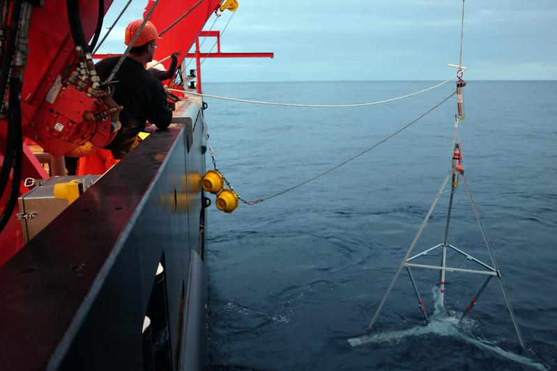 Eine GEOSEA-Tripode wird vor Chile ins Wasser gelassen. 