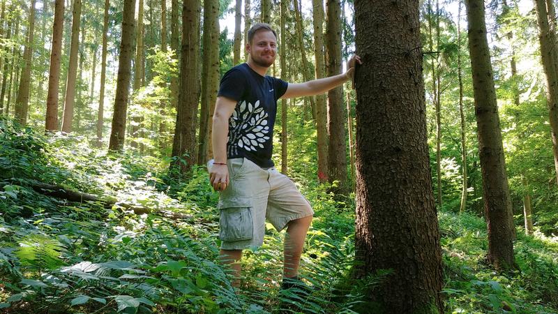 Maximilian Joemann kontrolliert als Anwärter bei der Bayerischen Forstverwaltung den Borkenkäferbefall im Gemeindewald Haferlohr