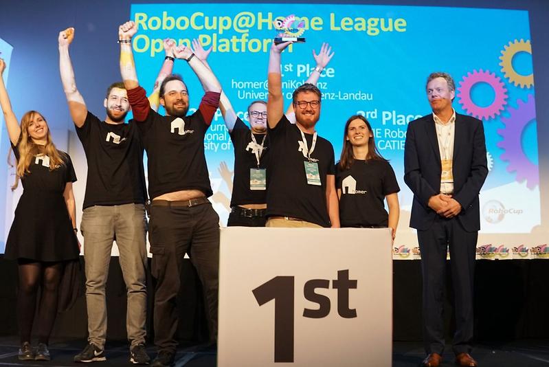  Das Team homer mit Isabelle Kuhlmann, Christian Korbach, Patrik Schmidt, Mark Mints, Raphael Memmesheimer, Ida Germann sowie Vice President der RoboCup Federation Ubbo Visser bei der Siegerehrung