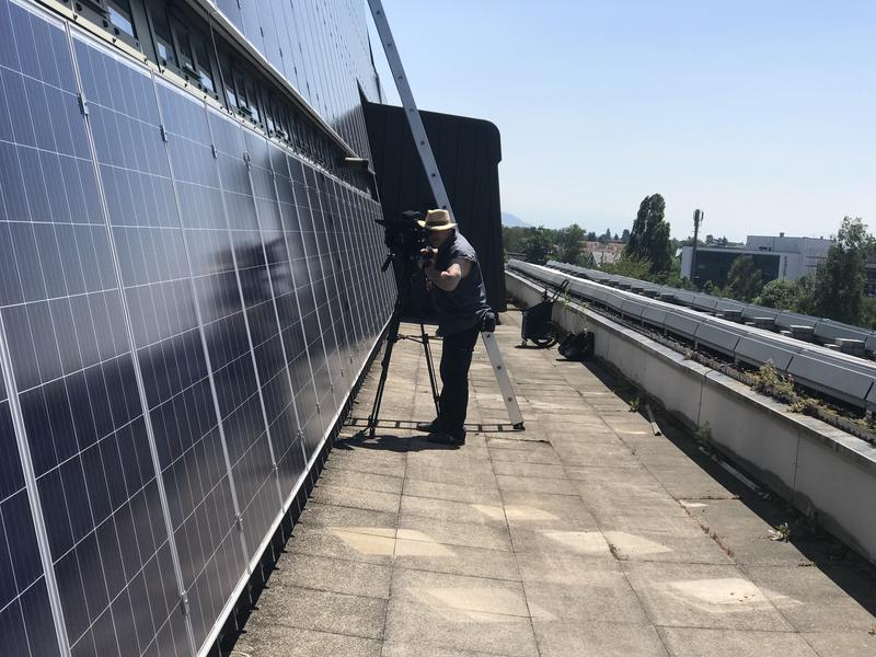 Im Winter geht die Produktion von Solarstrom stark zurück, doch genau dann ist der Strombedarf am höchsten. Wie lässt sich diese Lücke schliessen?