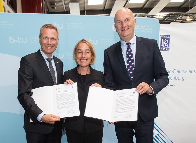 Brandenburgs Ministerpräsident Dr. Dietmar Woidke (r.) und der Vorsitzende der Geschäftsführung von Rolls-Royce Deutschland Dr. Dirk Geisinger mit der amt. BTU-Präsidentin Prof. Dr. Christiane Hipp