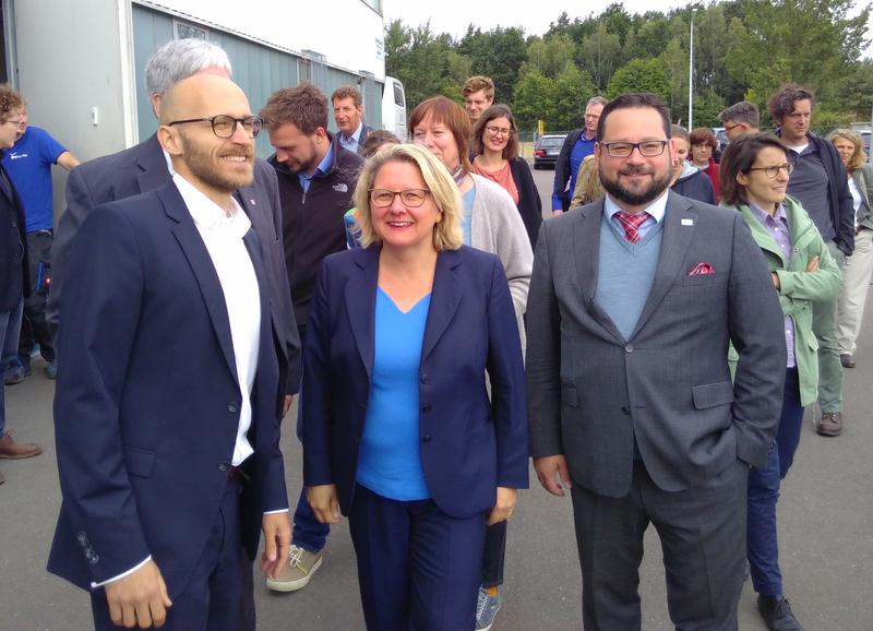 Gemeinsamer Sommerreise-Termin von Bundesumweltministerin Schulze (Mitte) und DBU-Chef Bonde (r.) beim jungen Startup-Unternehmen WP Systems in Südbrandenburg. Links: Firmen-Geschäftsführer Renner.