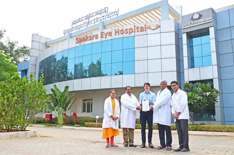 Dr. Wintergerst (mi) mit den Kollaborationspartnern der Augenklinik in Bangalore Dr. Kaushik Murali (2.v.li), Dr. Mahesh Shanmugam (2.v.re), Dr. Divyansh Mishra (1.v.re) und Dr. Payal Shah (1.v.li);