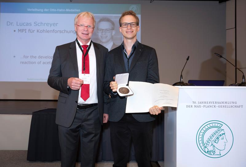 Bei der Verleihung der Otto-Hahn-Medaille: Lucas Schreyer und Professor Ferdi Schüth (Vizepräsident der Max-Planck-Gesellschaft)