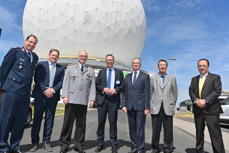 Generalinspekteur Zorn beim Besuch des Fraunhofer FHR vor unserem Weltraumbeobachtungsradar TIRA in Wachtberg.