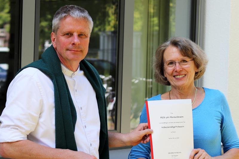 apl. Prof.in Dr.in Monika Albrecht mit Universitätspräsident Prof. Dr. Burghart Schmidt (l.).