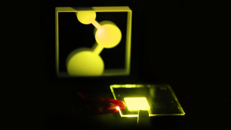 Der erste Prototyp der in Mainz entwickelten OLED beleuchtet das Logo des MPI-P