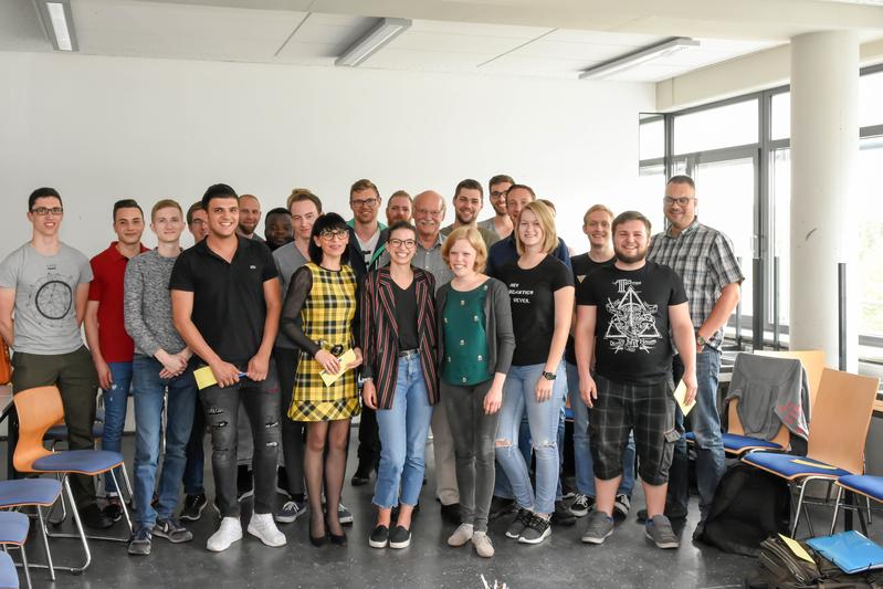 Prof. Dr. Jörg Lux (Hochschule Koblenz), die Studierenden Niklas Wagner, Linda Weinem, Maximilian Moog, Helene Schneider und Elena Hantel sowie Malte Tack (Geschäftsführer Vulkan Brauerei) (v.l.).