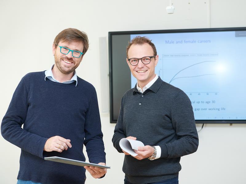 Untersuchten die Hintergründe von Einkommensunterschieden: Prof. Dr. Christian Bayer (links) und Prof. Dr. Moritz Kuhn (rechts) vom Institut für Makroökonomik und Ökonometrie der Universität Bonn. 