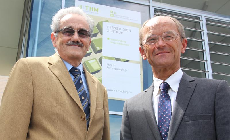  Die Leiter des Friedberger Fernstudienzentrums Prof. Wolfgang Arnold (links) und Prof. Klaus Schuchard zogen nach 20 Jahren Bilanz.