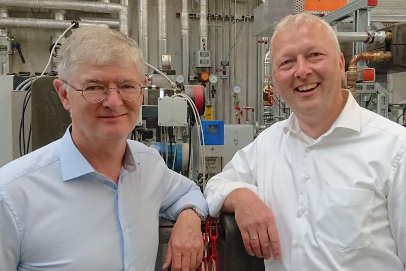 Stadtwerke-Geschäftsführer Alfred Kappenstein (links) und Prof. Clemens Felsmann (TU Dresden) wollen das Böblinger Fernwärmenetz in den nächsten drei Jahren mit einem Masterplan zukunftsfähig machen.