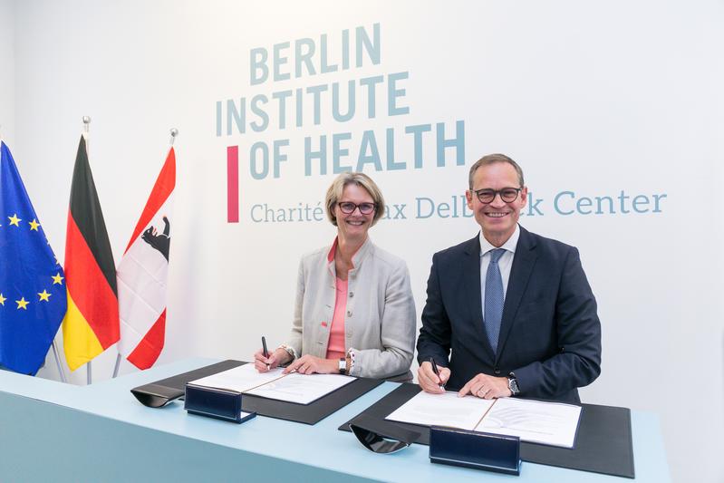 Am 10.7.2019 unterzeichneten Bundesforschungsministerin Anja Karliczek und der Regierende Bürgermeister von Berlin, Michael Müller die Verwaltungsvereinbarung zur Integration des BIH in die Charité.