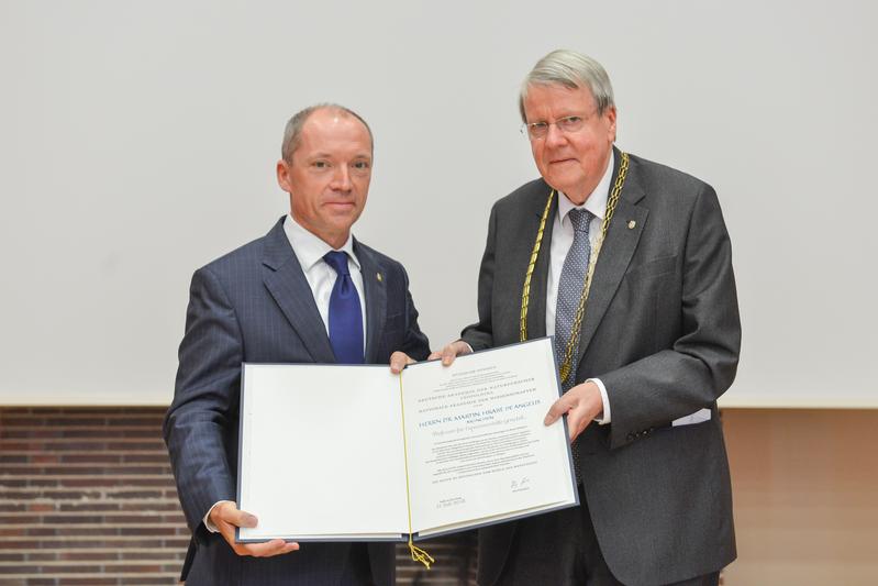 Leopoldina President Prof. Dr. Jörg Hacker (right) presents Prof. Dr. Martin Hrabě de Angelis with the certificate of admission to the National Academy of Sciences