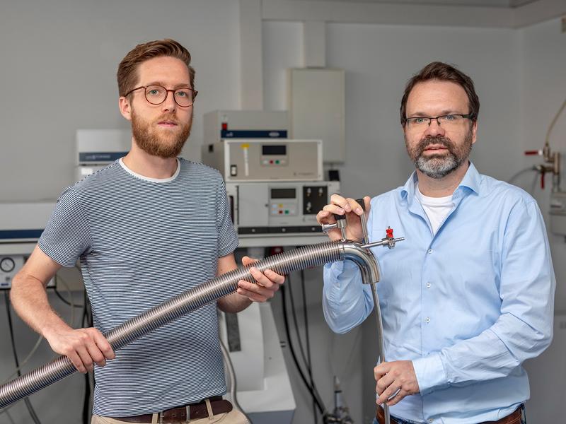Prepare a measurement in the laboratory: Martin Peter (left) and Dr. Gregor Hagelüken (right) from the Institute of Physical and Theoretical Chemistry at the University of Bonn. 