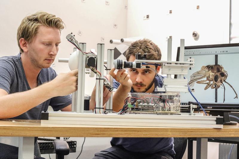 Die Master-Studenten Niklas Haase (li.) und Paul Kalinowski (re.) entwickelten den Insektenscanner im Labor für optische 3D-Messtechnik der Jade Hochschule weiter. 