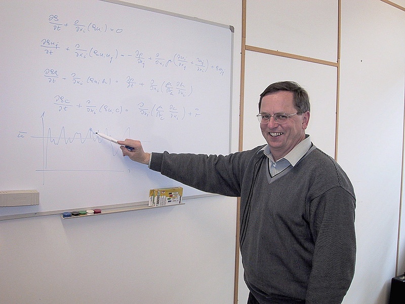 Professor Wilhelm Brandstätter, Leiter des CD-Labors für Thermofluiddynamik an der österreichischen Montanuniversität, und die Basis von Simulationen: mathematische Gleichungen