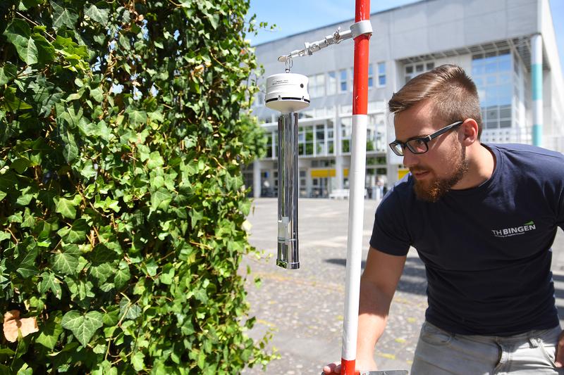 Der Projektingenieur Jan Wustmann misst den Effekt der mobilen Gärten mit Hilfe eines Psychrometers, einem Messgerät zur Bestimmung der Luftfeuchtigkeit und der Temperatur.