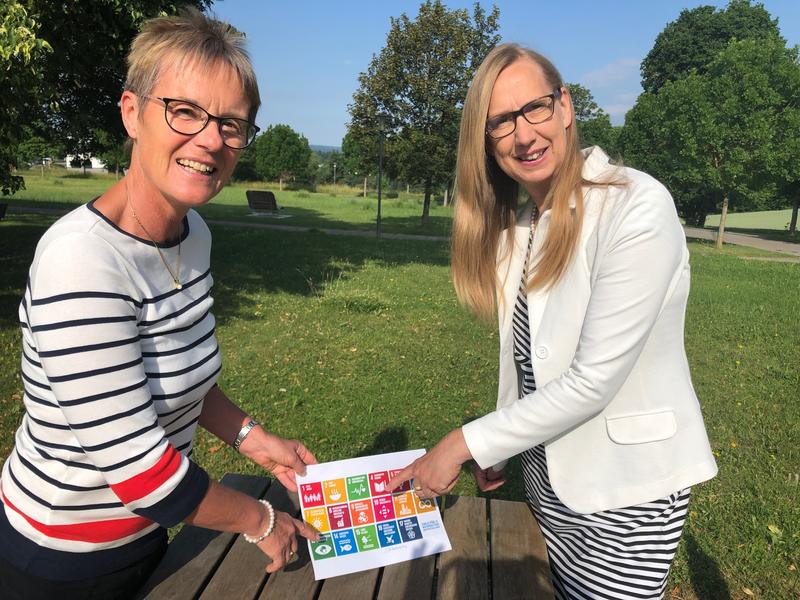 Prof. Dr. Gertrud Winkler (links) und Prof. Dr. Carola Pickhardt begrüßen, dass Lehrbeiträge mit Bezug zur Nachhaltigkeit im Studiengang LEH künftig gekennzeichnet werden.