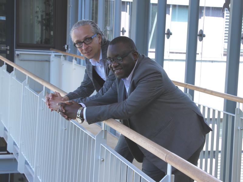 Professor Benedikt Buchner, Universität Bremen, (links) und Professor Alex Boniface Makulilo, Open University Tanzania, (rechts).