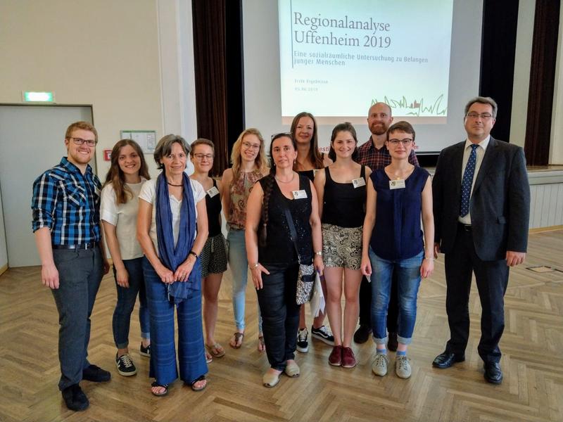 Die sechs Studentinnen der Hochschule Esslingen mit ihrer Professorin Dr. Maria Bitzan (dritte Person v.l.) und dem Uffenheimer Oberbürgermeister Wolfgang Lampe (r.).