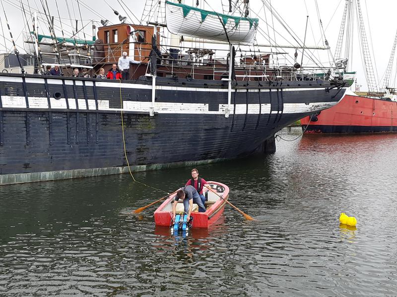 Studierende lassen das ROV zu Wasser