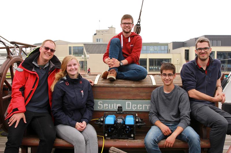 Die ROV-Crew: Jan Boelmann, Kimberly Henschke, Caspar Ebner, Andreas Bauhammer (HS Bremerhaven) und Lars Kröger (DSM)