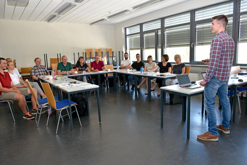 Student Jörn Reißig bei der Präsentation.