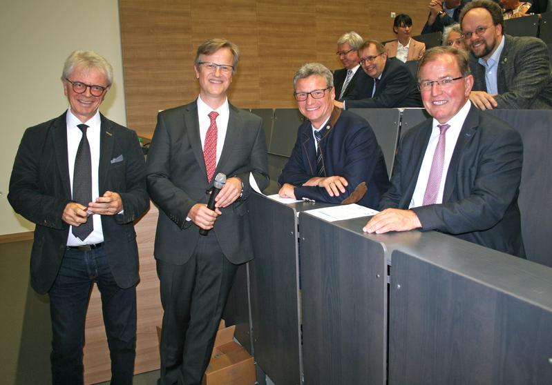 Vor dem Festakt (v.l.): Franz Jakob, Maximilian Rudert, Bernd Sibler und Erwin Dotzel. In der Reihe dahinter von links Jürgen Deckert und Alfred Forchel. 