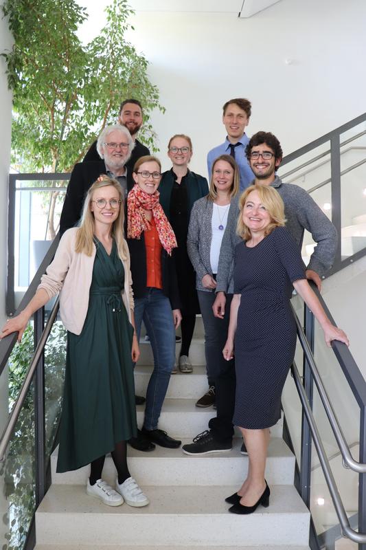 Das Team von „Better Care“ um Prof. Dr. Rita Rosner (vorne rechts) beim Auftakttreffen des Verbundprojektes. 