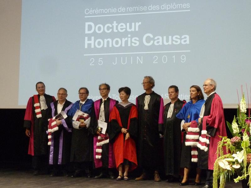Der Präsident der Université Toulouse III Paul Sabatier (3. v. r.) und die acht Empfängerinnen und Empfänger der „Ehrendoktorjahrgänge“ 2017 und 2018.
