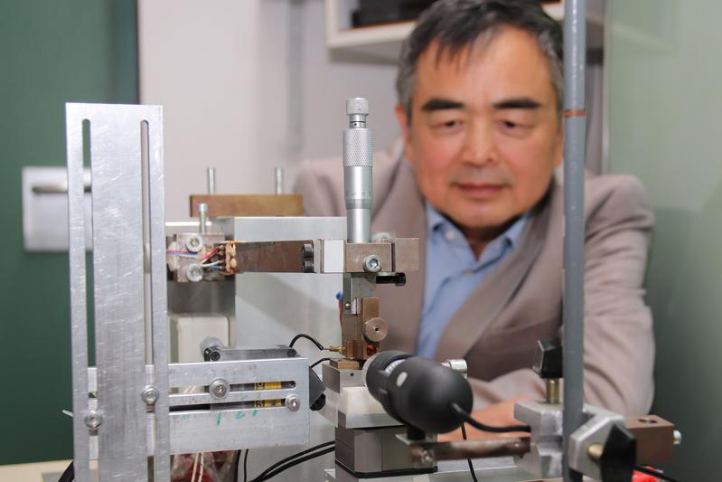 Viele Prüfanlagen im Labor für Feinsystemtechnik haben die TH-Wissenschaftler selber entwickelt. Prof. Jian Song kontrolliert die Simulation von Mikrobewegungen, die die Steckverbinder durchlaufen.