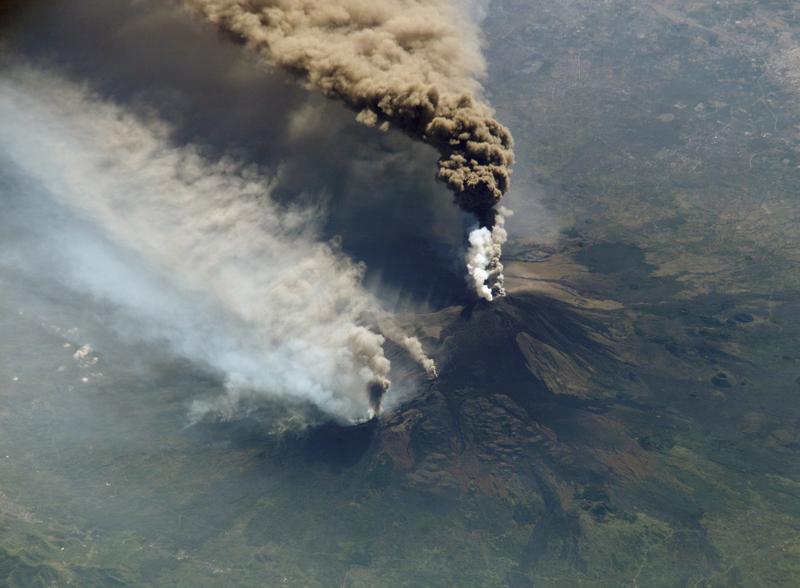 Satellitenbild des ausbrechenden Etna aufgenommen aus der ISS im Jahr 2002.