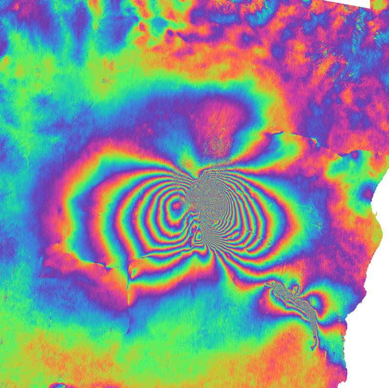 Interferogramm des Ausbruchs des Ätna im Dezember 2018 in Süditalien, basierend auf Sentinel-1 Satellitenbildern. Interferogramme bilden Bewegungen der Erdbodenoberfläche räumlich ab.