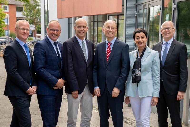 Universitätspräsident Prof. Dr. Dr. Hans Michael Piper (4. v.l.) und der Dekan der Medizinischen Fakultät, Prof. Dr. Hans Gerd Nothwang (3. v.l.), sowie die Leitungen der vier Krankenhäuser.